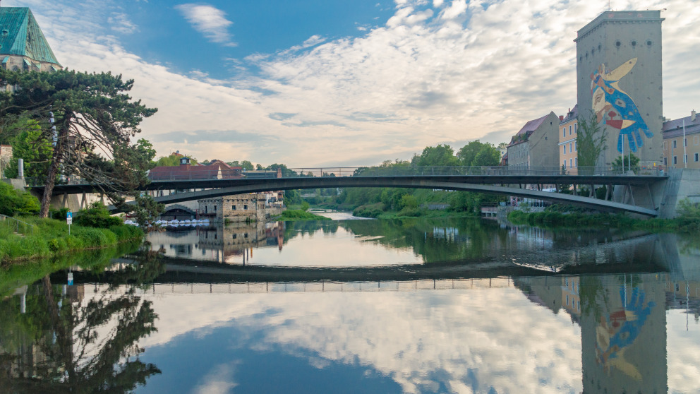  Fußgängerbrücke zwischen Görlitz auf deutscher und Zgorzelec auf polnischer Seite über die Lausitzer Neiße.