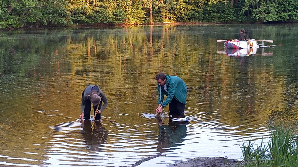 Sabine Vogel (flute) and Emilio Gordoa (percussion) perform at a lake in Mühlenbeck.